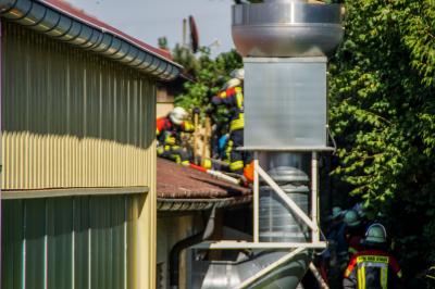 Weil der Stadt: Maschine faengt Feuer in Lagerhalle.